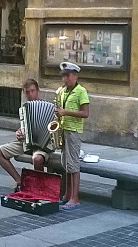 Sanremo: minorenni suonano chiedendo l'elemosina in via Matteotti, la segnalazione del nostro lettore Roberto