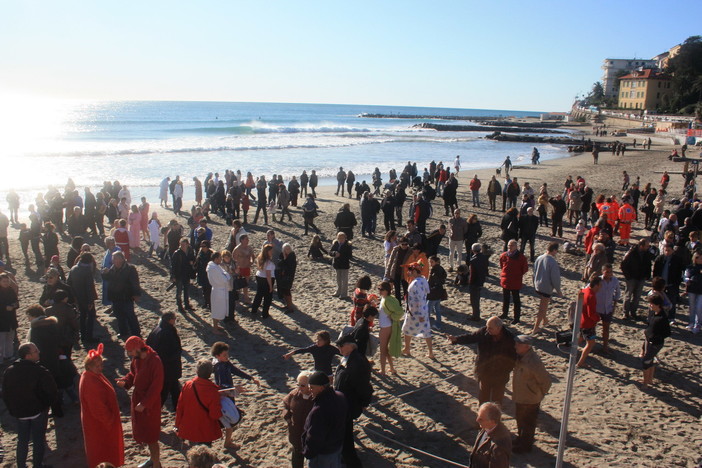 Imperia si prepara al cimento invernale da record: 300 partecipanti per la “prova costume” della Befana Imperia si prepara al cimento invernale da record: 300 partecipanti per la “prova costume” della Befana
