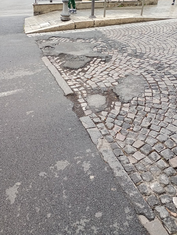 Sanremo, "cratere pericoloso in via Manzoni": la segnalazione Sanremo, "cratere pericoloso in via Manzoni": la segnalazione