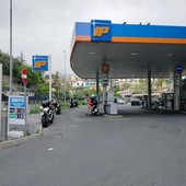 Sanremo, carburanti sempre più cari: distributori presi d’assalto, prezzi oltre i 2 euro al litro (Foto) Sanremo, carburanti sempre più cari: distributori presi d’assalto, prezzi oltre i 2 euro al litro (Foto)