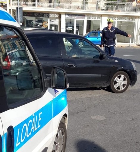 Diano Marina: nuova normativa sui seggiolini per bambini in auto, controlli della polizia municipale (Foto)