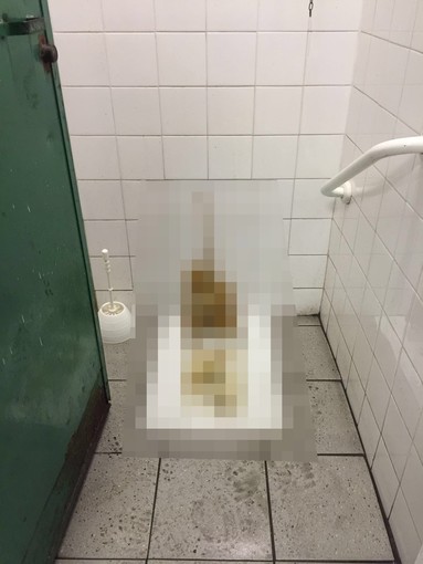 Ventimiglia: bagni pubblici sporchi e maleodoranti, gli operatori del mercato lamentano la situazione Ventimiglia: bagni pubblici sporchi e maleodoranti, gli operatori del mercato lamentano la situazione