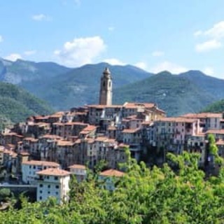 Castelvittorio, posizionamento di moduli fotovoltaici: strada chiusa al traffico veicolare Castelvittorio, posizionamento di moduli fotovoltaici: strada chiusa al traffico veicolare
