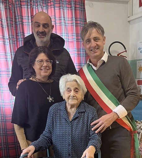 Spegne 100 candeline, Camporosso festeggia Concetta (Foto) Spegne 100 candeline, Camporosso festeggia Concetta (Foto)