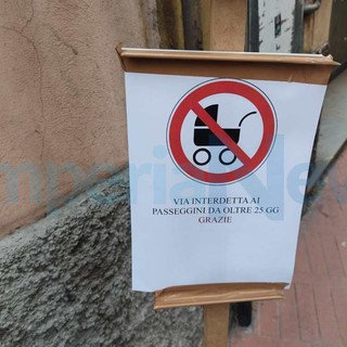 Imperia: cartelli contro l'amministrazione: "Via Amendola da 25 giorni interdetta ai passeggini" (foto)