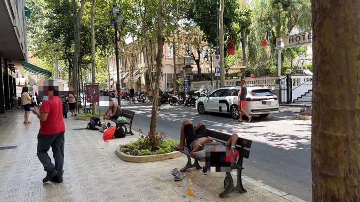 Sanremo, tensioni e degrado in corso Garibaldi per alcuni senza fissa dimora: interviene la Polizia, Amaie pulisce e disinfetta (Foto)