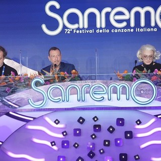 Festival 2022, è Checco Zalone il grande mattatore della seconda serata: il picco di share e di ascolti è tutto per lui Festival 2022, è Checco Zalone il grande mattatore della seconda serata: il picco di share e di ascolti è tutto per lui