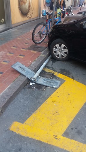Ventimiglia: cade un cartello stradale davanti al ‘Carrefour’, Nazzari “Si parla di rifacimento asfalti, poi non si riesce nemmeno ad alzarlo”