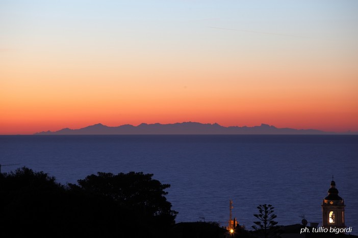 Vallecrosia: le immagini della Corsica visibile oggi dalla costa ligure Vallecrosia: le immagini della Corsica visibile oggi dalla costa ligure