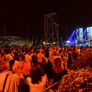 Sanremo: folla di spettatori per il concerto 'Un palco per Amatrice'. Ecco le foto e i video di alcune esibizioni Sanremo: folla di spettatori per il concerto 'Un palco per Amatrice'. Ecco le foto e i video di alcune esibizioni