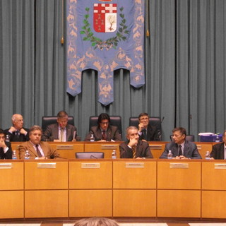 Imperia: consiglio comunale sospeso per far sgombrare l'aula da... un panino al kebab !