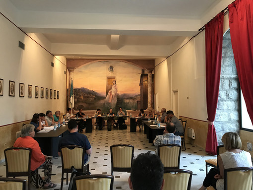 Molini di Triora: consiglio comunale sugli equilibri di bilancio, la discussione ritarda per lo scontro tra maggioranza ed opposizione Molini di Triora: consiglio comunale sugli equilibri di bilancio, la discussione ritarda per lo scontro tra maggioranza ed opposizione