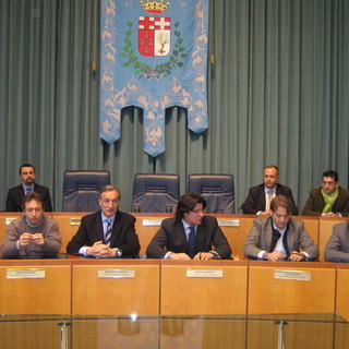 Il banco del consiglio con la poltrona vuota ancora da assegnare del presidente