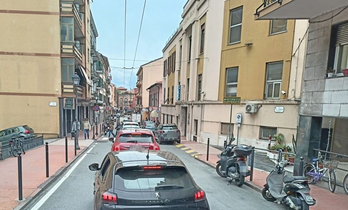 Ventimiglia, incidente in corso Genova durante il mercato del venerdì: traffico in tilt