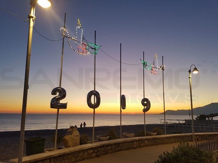 Vallecrosia: grande successo per la festa di Capodanno sul lungomare, in tanti hanno festeggiato l’arrivo del nuovo anno Vallecrosia: grande successo per la festa di Capodanno sul lungomare, in tanti hanno festeggiato l’arrivo del nuovo anno