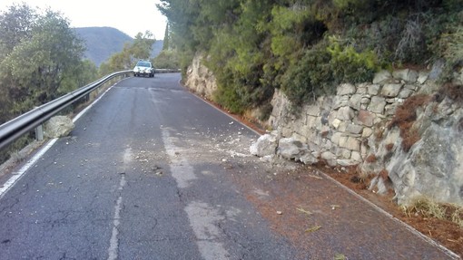 Caduta massi sulla provinciale Ospedaletti - Coldirodi, intervento della Polizia Municipale per la messa in sicurezza del tratto stradale