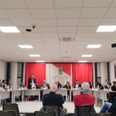 Vallecrosia, scontro sul segretario comunale in Consiglio: Perri rassicura, opposizione vigila e si astiene sulla convenzione