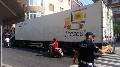 Ventimiglia: via Cavour, camion in panne si ferma davanti alla chiesta di Sant’Agostino, gravi disagi al traffico