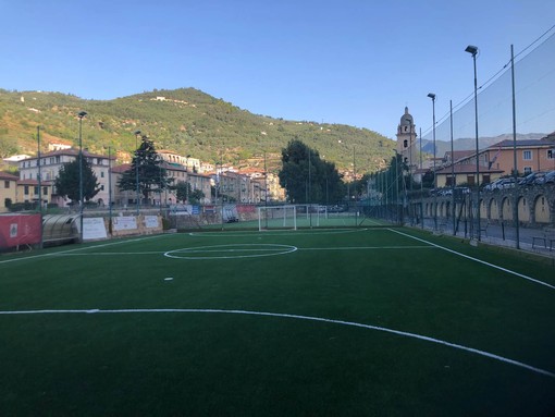 Dolceacqua, "terreno sicuro e moderno": il campo da calcio si rifà il look (Foto) Dolceacqua, "terreno sicuro e moderno": il campo da calcio si rifà il look (Foto)