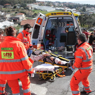 Sanremo: ghiaino in strada, cade con lo scooter e viene portato in ospedale