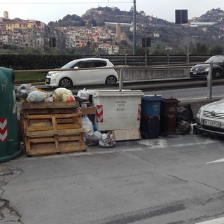Ventimiglia: giro di vite della Polizia Locale su questuanti e conferimento della raccolta differenziata