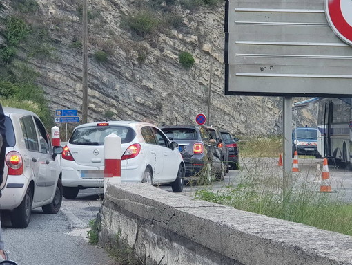 Lunghe code in Val Roya in questa prima domenica di luglio: i sindaci di Olivetta e di Airole "Dispettose ispezioni"