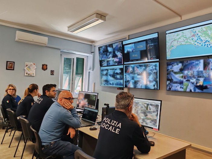 Investe una donna sulle strisce e fugge: rintracciato dalla Polizia Locale, guidava senza patente e assicurazione