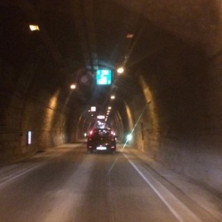 Emergenza meteo in Piemonte: si aggrava la situazione al traforo del Tenda, il video girato all'interno della galleria Emergenza meteo in Piemonte: si aggrava la situazione al traforo del Tenda, il video girato all'interno della galleria