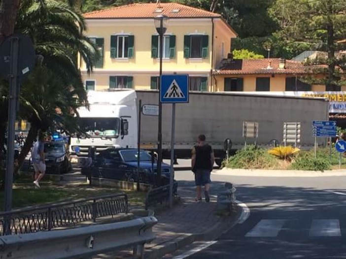 Ventimiglia: traffico bloccato per un bilico rimasto incastrato nella rotonda della frazione di Latte Ventimiglia: traffico bloccato per un bilico rimasto incastrato nella rotonda della frazione di Latte