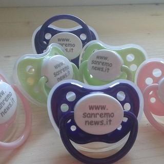 Prosegue la tradizionale iniziativa: il 'primo ciuccio' ai nati il 1° gennaio lo regala SanremoNews e LaVocediImperia Prosegue la tradizionale iniziativa: il 'primo ciuccio' ai nati il 1° gennaio lo regala SanremoNews e LaVocediImperia