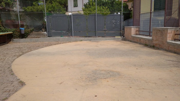 Imperia: riaperto il campetto di via don Minzoni. A pulirlo ci pensano i ragazzi. La soddisfazione di 'Genitori Attivi' (foto)