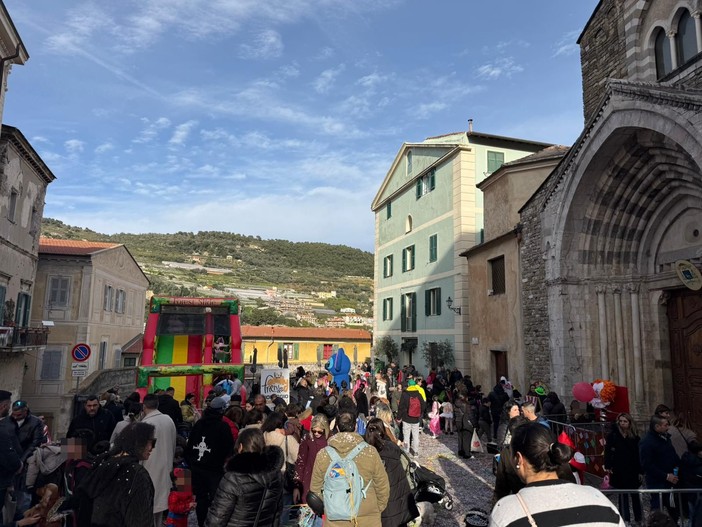 Musica, giochi e divertimento: il Carlevà d'a Ciassa anima il centro storico di Ventimiglia (Foto)