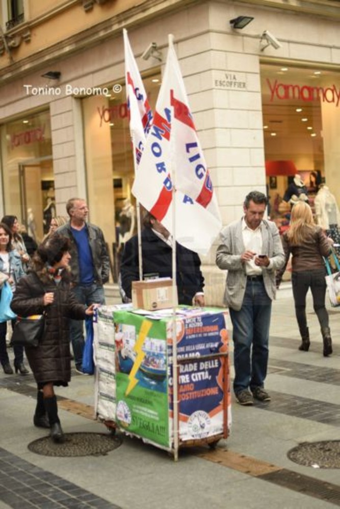 Sanremo: curioso carrello di propaganda della Lega Nord in corso Matteotti