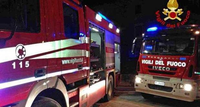 Ventimiglia, auto finisce in una fascia: vigili del fuoco in azione Ventimiglia, auto finisce in una fascia: vigili del fuoco in azione