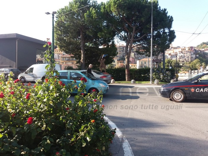 Ventimiglia: imbocca la rotonda contromano ma si trova i carabinieri di fronte