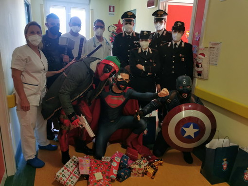 Imperia: i Carabinieri ed i Supereroi regalano un sorriso ai bambini in corsia Imperia: i Carabinieri ed i Supereroi regalano un sorriso ai bambini in corsia