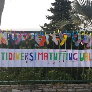 Ospedaletti: alla scuola Edmondo De Amicis, celebrata la Giornata dei Calzini Spaiati Ospedaletti: alla scuola Edmondo De Amicis, celebrata la Giornata dei Calzini Spaiati