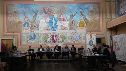 Diano Marina: in Consiglio il nuovo regolamento di polizia e decoro urbano. Addio alla merce esposta fuori dai negozi