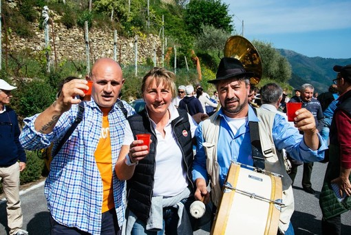 Da sinistra: Sandro Marazzano, Anna Cardi e Gianfranco “Büga” Lanteri, patron della festa. Da sinistra: Sandro Marazzano, Anna Cardi e Gianfranco “Büga” Lanteri, patron della festa.