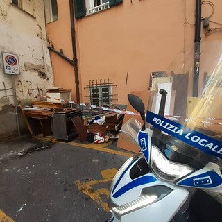 Sanremo, blitz serali contro l’abbandono dei rifiuti: multe fino a mille euro, controlli in borghese e telecamere (Foto)
