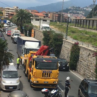 Ventimiglia: camion bloccato da un guasto nella zona di Nervia, traffico in tilt al confine con Camporosso (Foto)