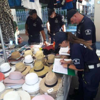 Diano Marina: controlli della Polizia Municipale al mercato settimanale. Inflitte due sanzioni per 7mila euro