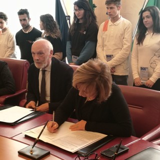 Imperia: ufficializzata la collaborazione tra il Comune e l'Istituto Turistico Hanbury-Ruffini per il Museo Navale (Foto e Video) Imperia: ufficializzata la collaborazione tra il Comune e l'Istituto Turistico Hanbury-Ruffini per il Museo Navale (Foto e Video)