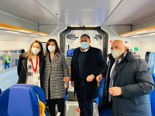 Trasporti, consegnati altri tre treni rock. Toti e Berrino: “Rinnovo della flotta segnale di attenzione verso la Liguria, soprattutto in vista della stagione turistica” Trasporti, consegnati altri tre treni rock. Toti e Berrino: “Rinnovo della flotta segnale di attenzione verso la Liguria, soprattutto in vista della stagione turistica”