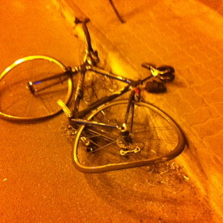 Ventimiglia, gallerie poco illuminate e ciclisti che viaggiano senza luci nei tunnel: automobilisti chiedono più sicurezza sulla statale che porta al confine