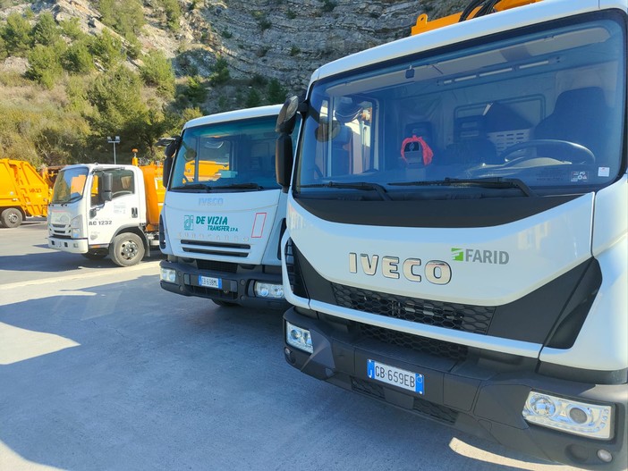 Imperia, nuova vita per la differenziata: partono le Iseco. L'assessore Gandolfo "Al via lo step 2, miglioreremo il decoro cittadino" (foto e video) Imperia, nuova vita per la differenziata: partono le Iseco. L'assessore Gandolfo "Al via lo step 2, miglioreremo il decoro cittadino" (foto e video)