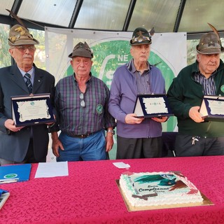 Penne nere riconoscenti, consegnata una targa a tre alpini di Ventimiglia (Foto e video)