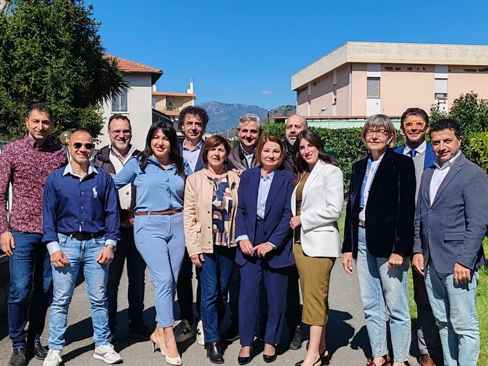 Vallecrosia, il candidato sindaco Marilena Piardi presenta la sua squadra: "Cittadini in Comune" (Foto e video) Vallecrosia, il candidato sindaco Marilena Piardi presenta la sua squadra: "Cittadini in Comune" (Foto e video)