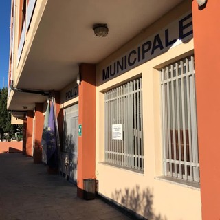 Imperia: in attesa della nuova sede, l'unico intervento al comando della polizia municipale è una mano di vernice all'esterno Imperia: in attesa della nuova sede, l'unico intervento al comando della polizia municipale è una mano di vernice all'esterno