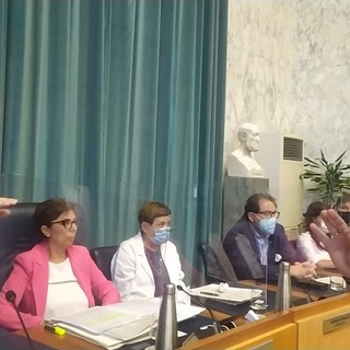 Imperia: colpo di scena in consiglio comunale, irrompono i carabinieri per far indossare la mascherina, Scajola li caccia: "Vi ordino di uscire" (video)